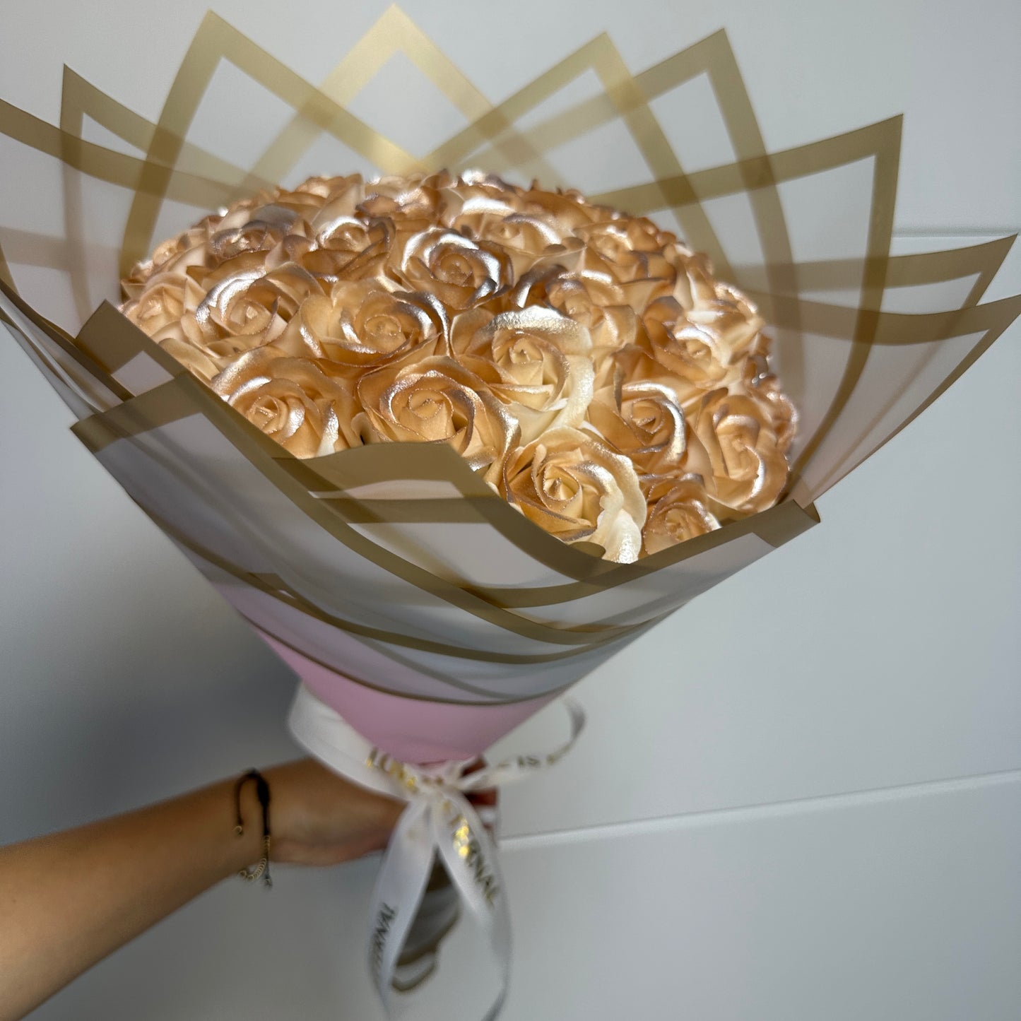 Buchet Golden Elegance – 35 Trandafiri Sidefați