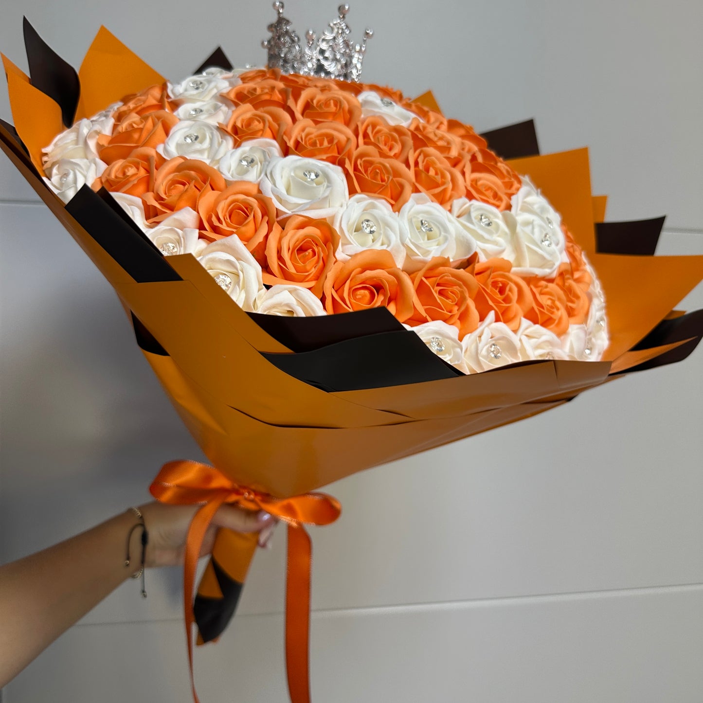 Buchet Royal Peach & White – 95 Trandafiri din Săpun