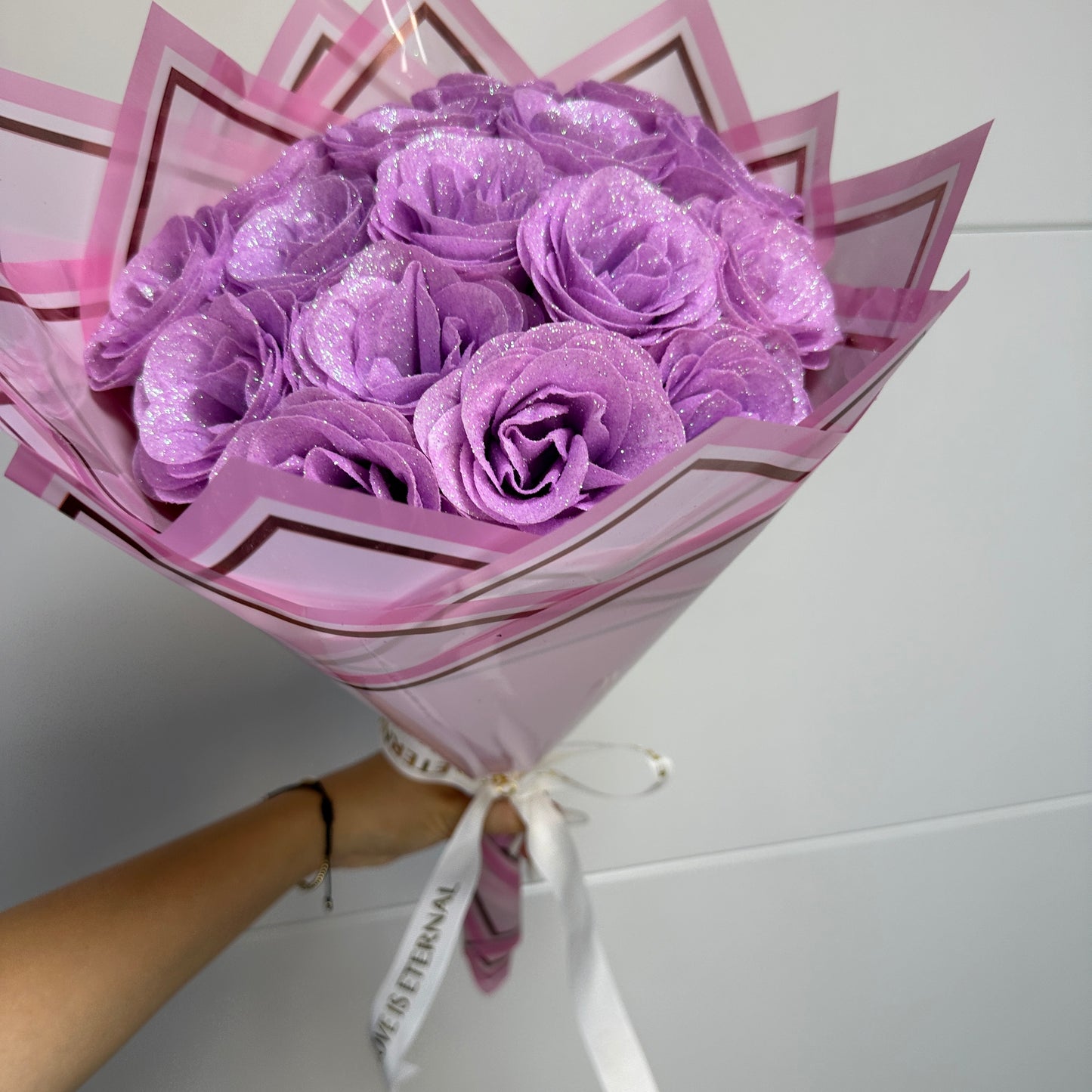 Buchet Lavender Sparkle – 17 Trandafiri Mov cu Gliter