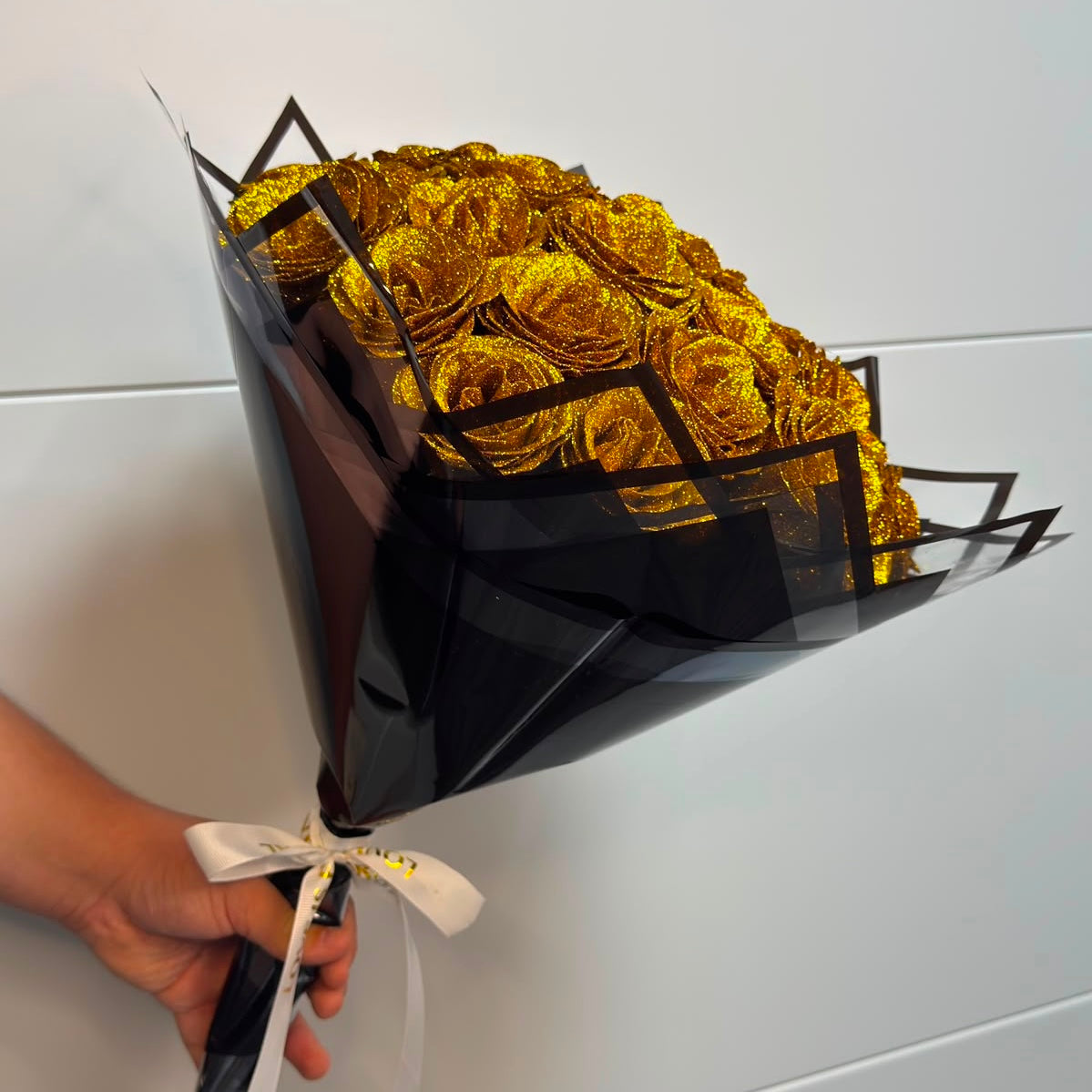 Buchet Glamour – 29 Trandafiri din Sapun Aurii
