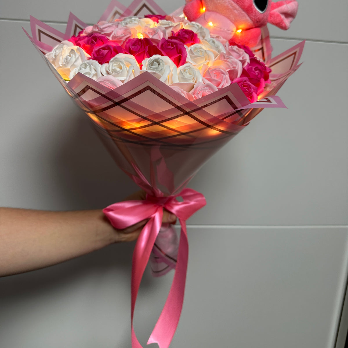 Pink Fantasy – Buchet cu 57 de trandafiri, Angel și lumini