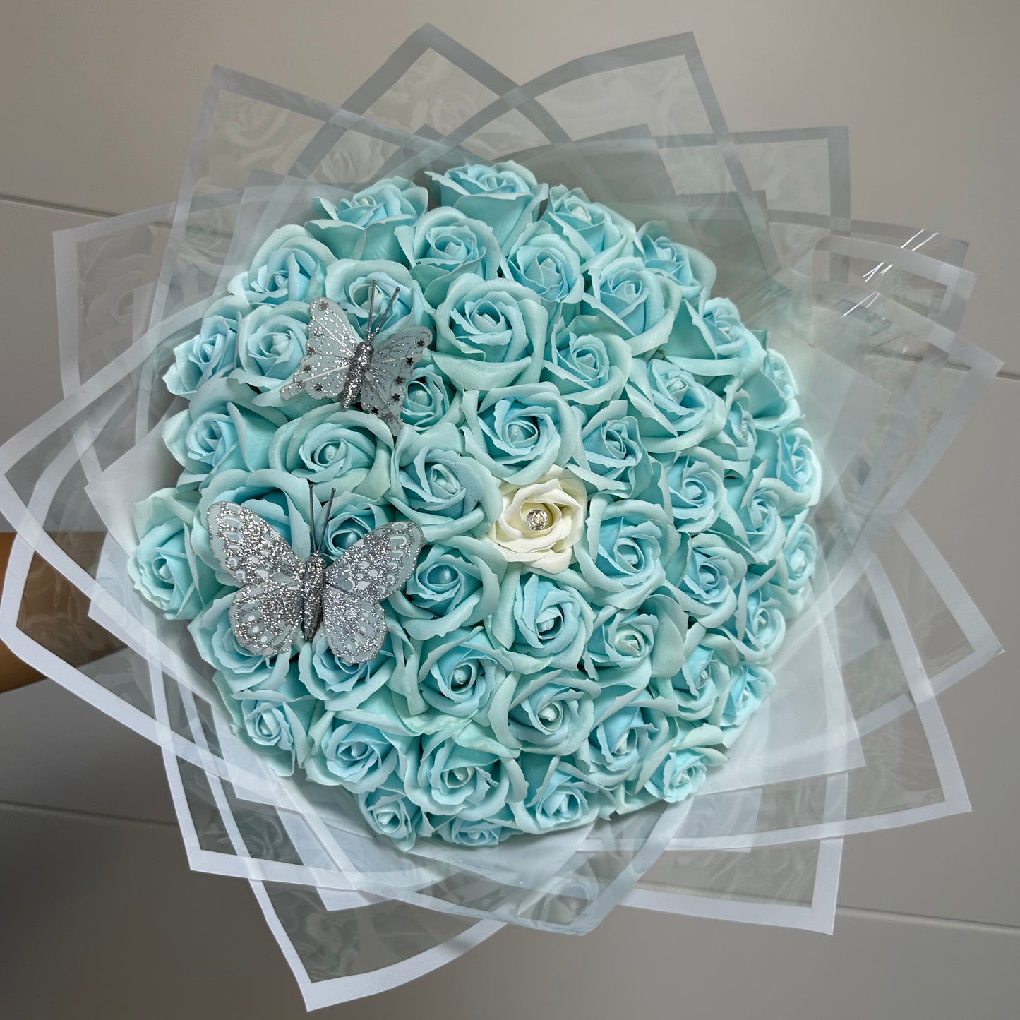 Buchet Tiffany Elegance – 51 Trandafiri Bleu cu Accent Alb