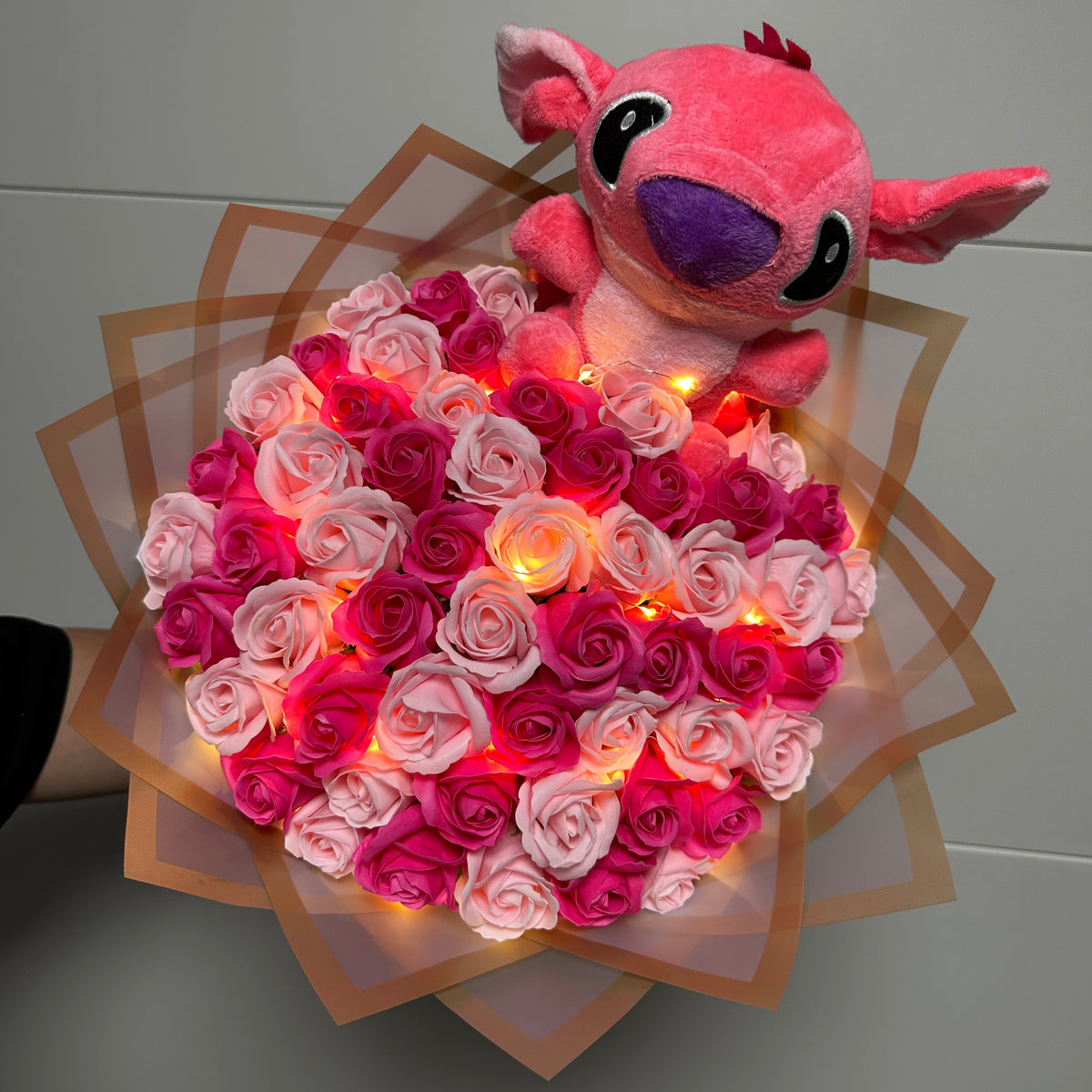 Pink Bliss – Buchet cu 59 de trandafiri, Angel și lumini