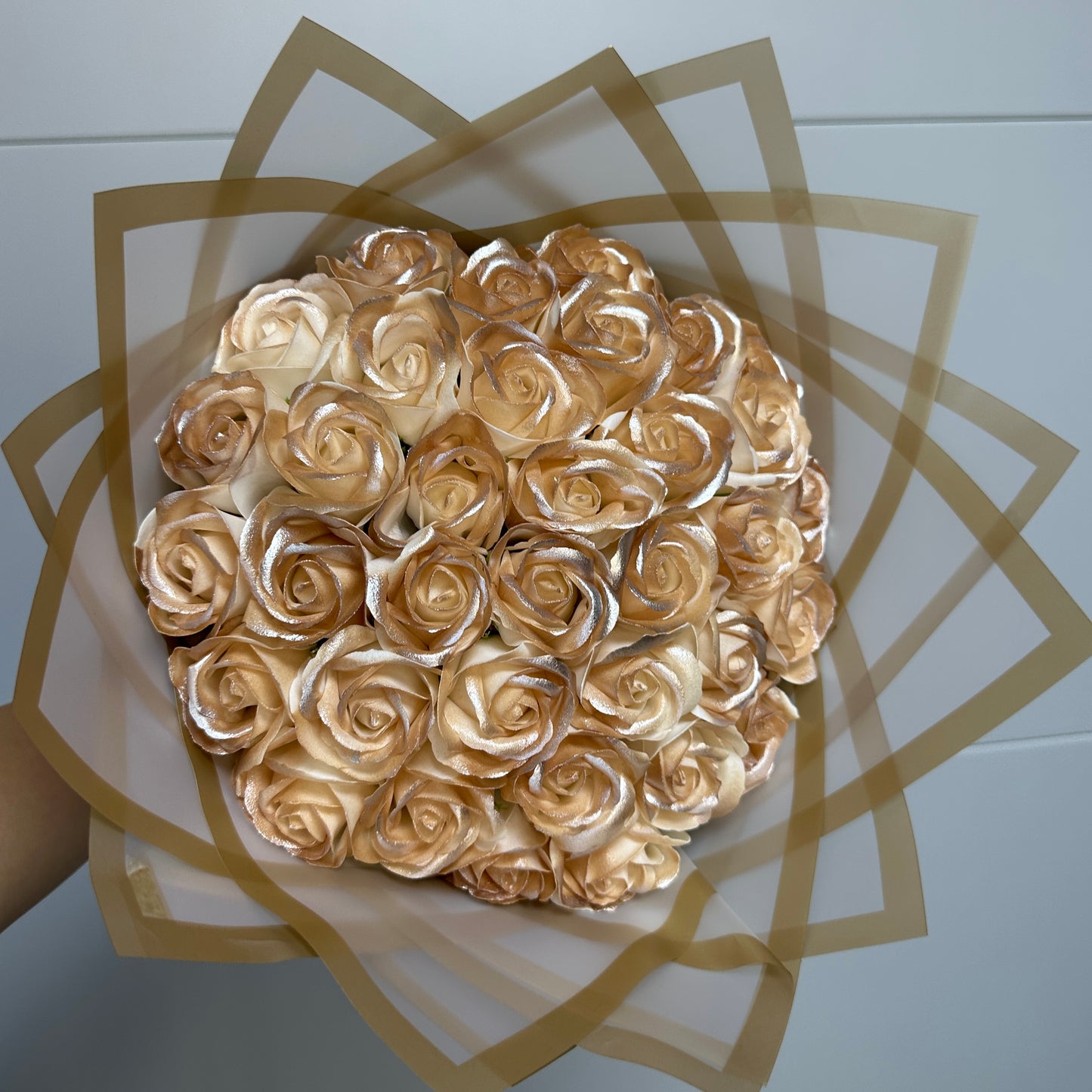 Buchet Golden Elegance – 35 Trandafiri Sidefați