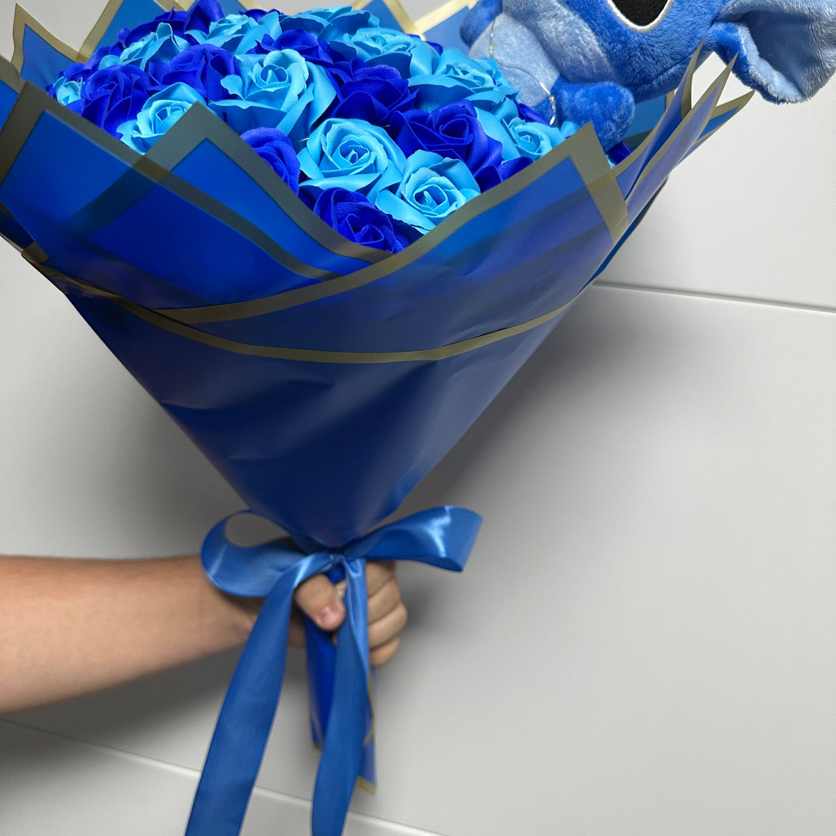 Ocean Dream – 59 de trandafiri cu Stitch & lumini