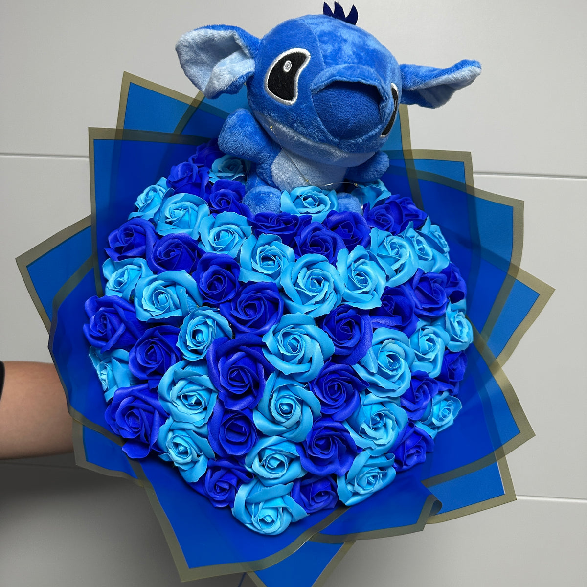 Ocean Dream – 59 de trandafiri cu Stitch & lumini