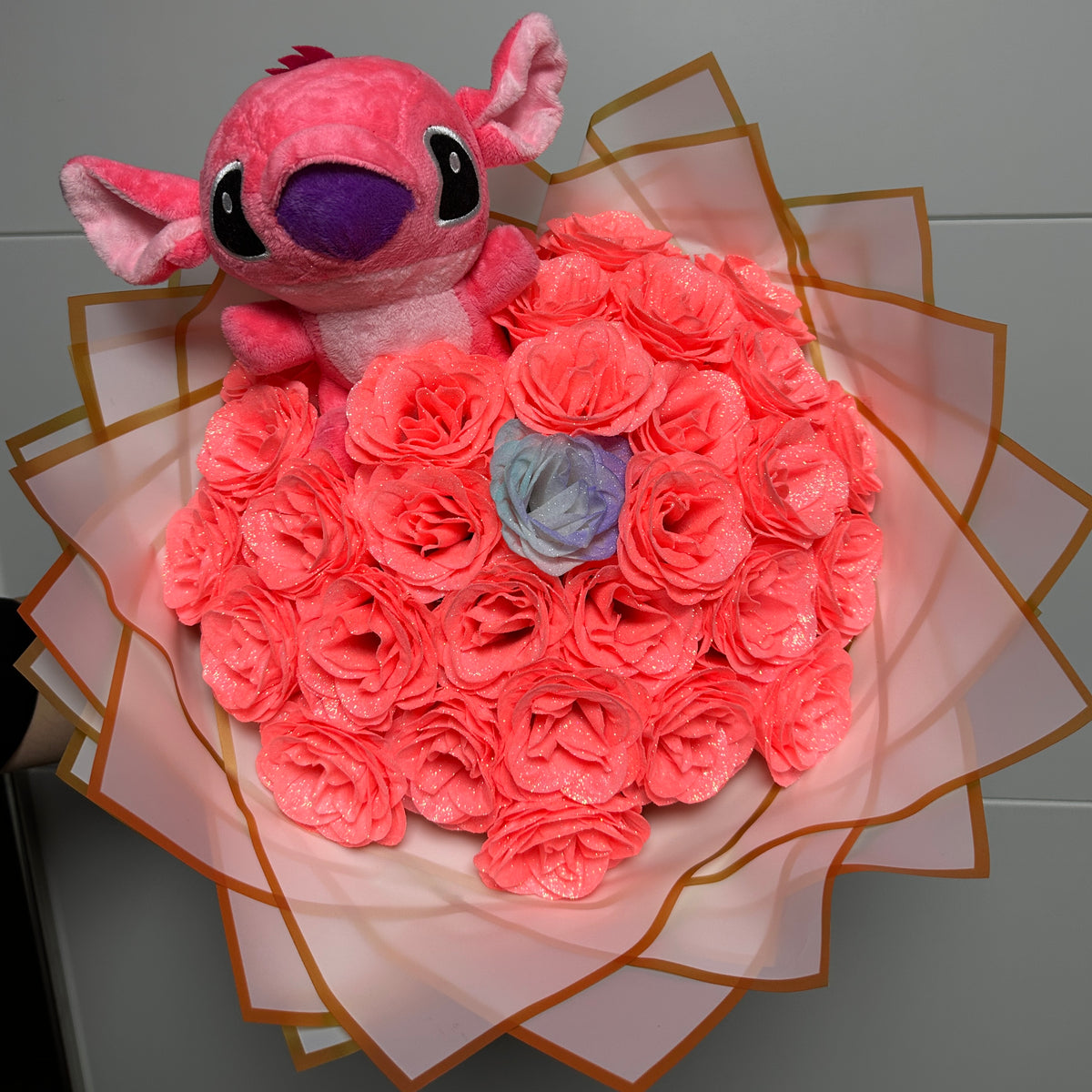 Coral Glow – Buchet 31 trandafiri glitter & Angel