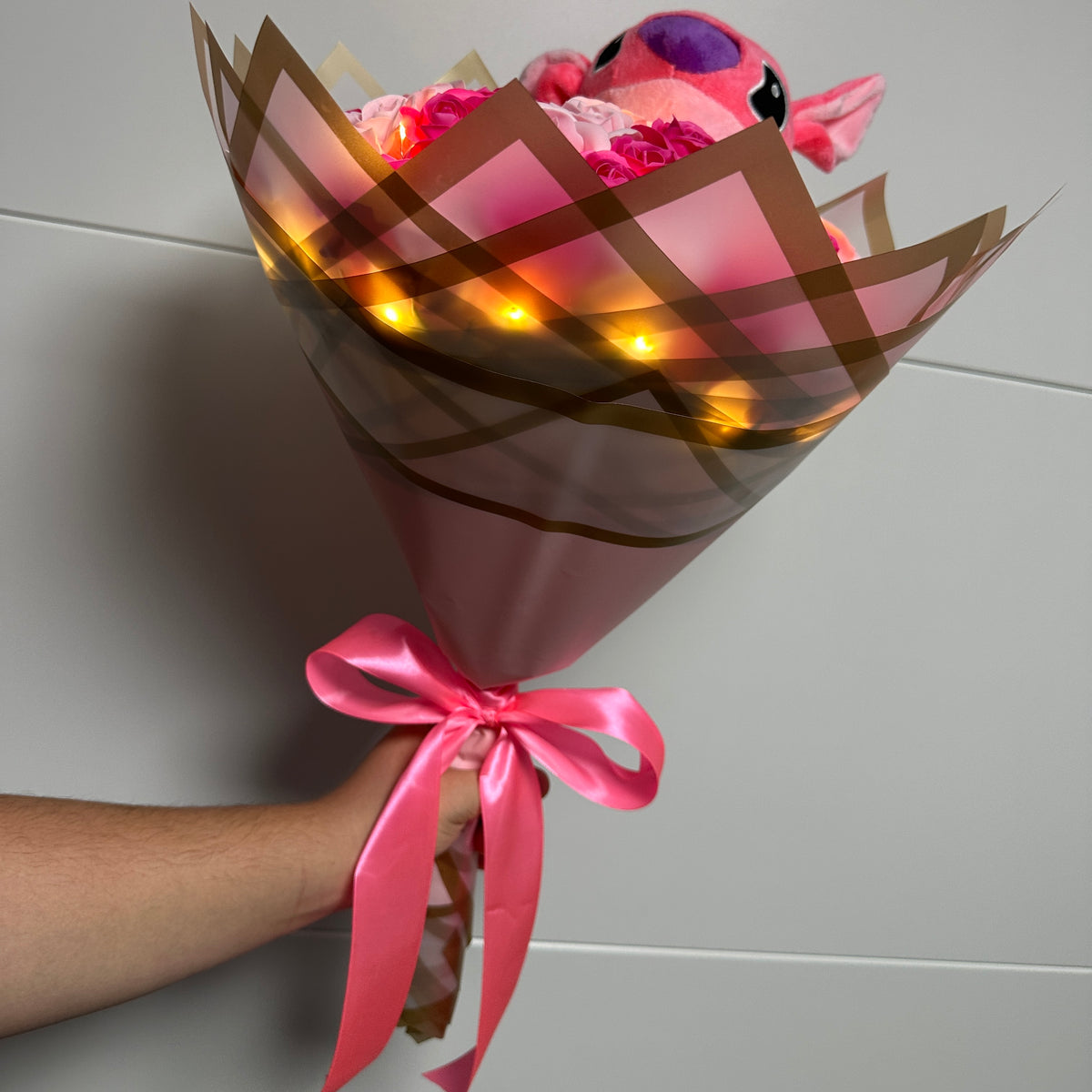 Pink Bliss – Buchet cu 59 de trandafiri, Angel și lumini
