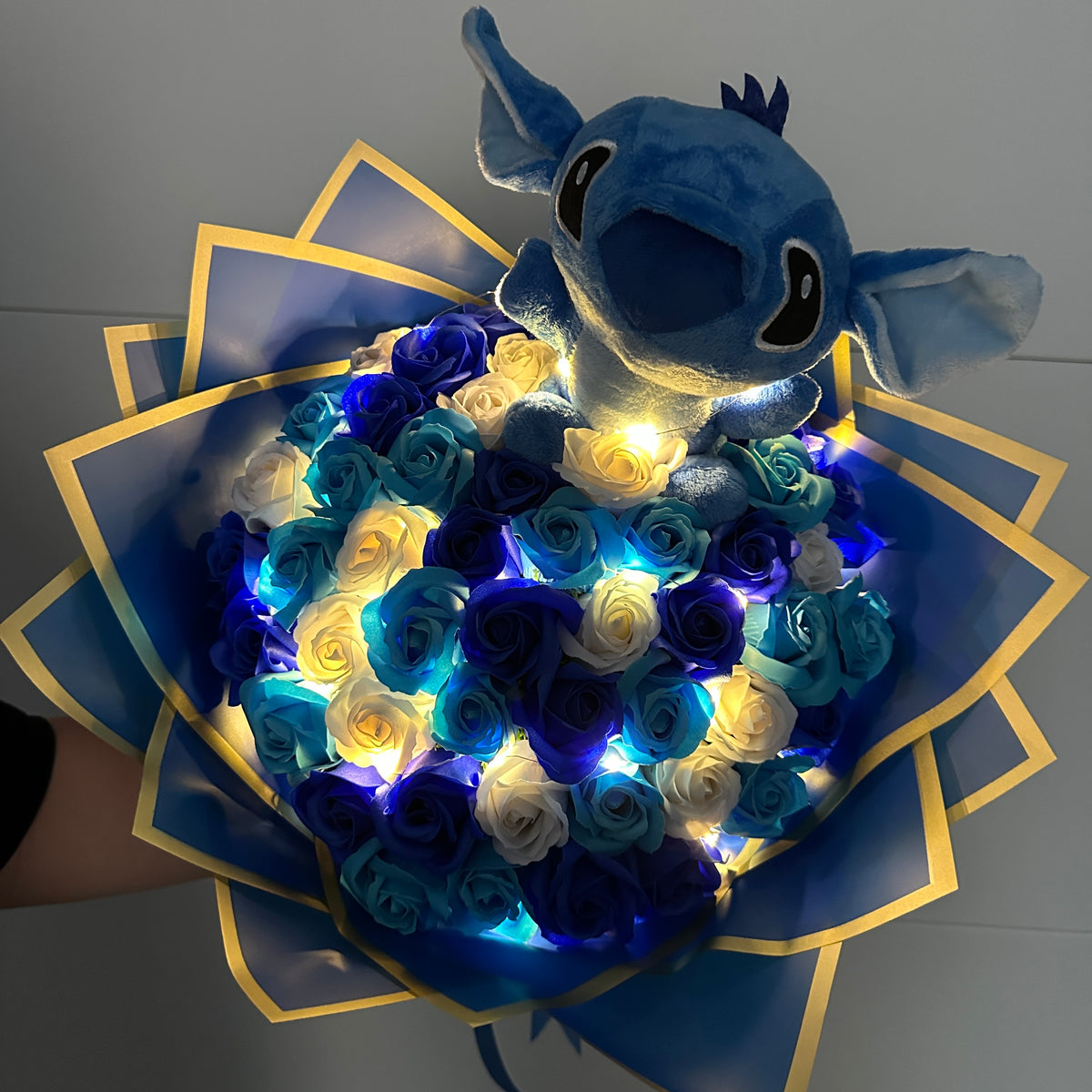 Blue Ocean – Buchet cu 51 de trandafiri, Stitch și luminiț