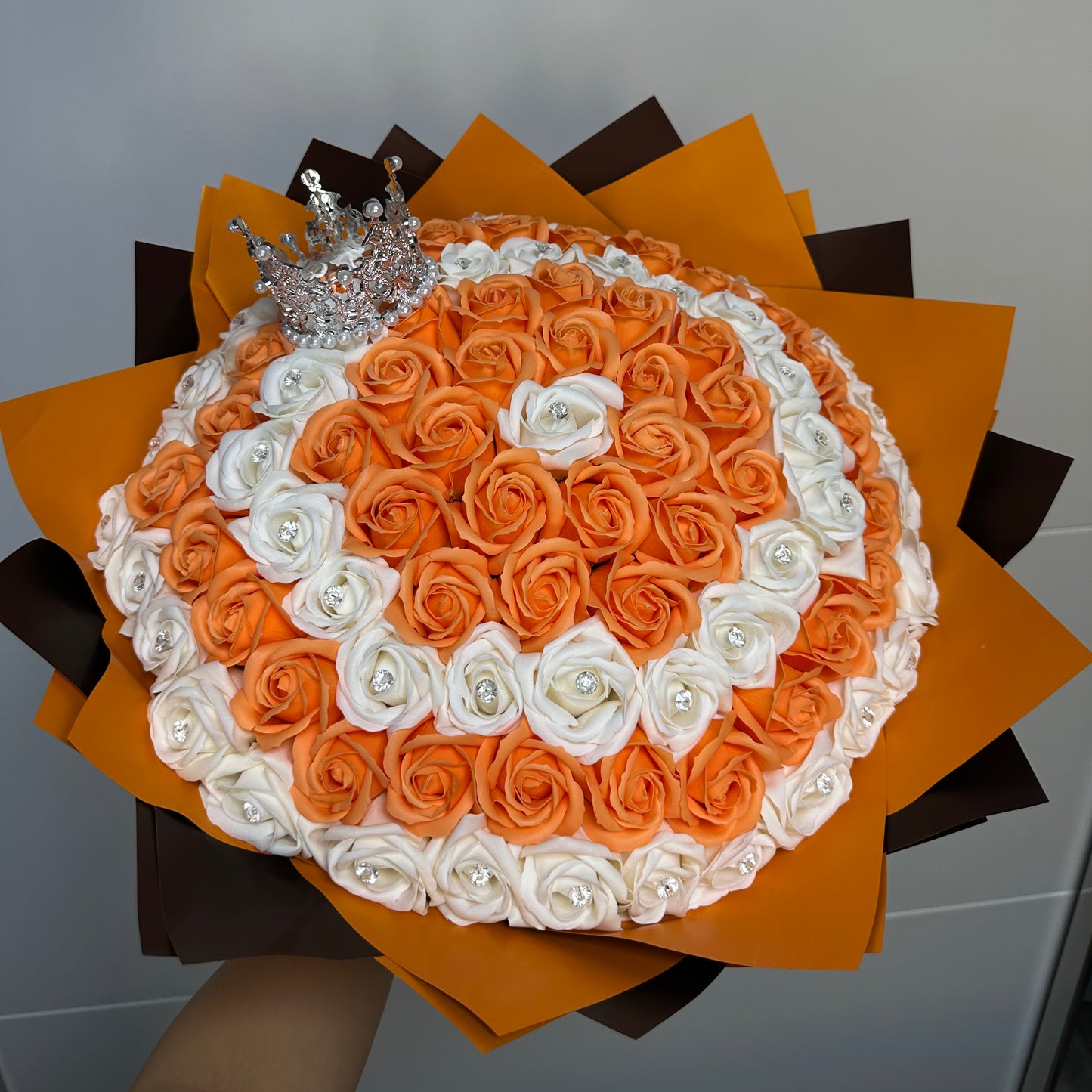 Buchet Royal Peach & White – 95 Trandafiri din Săpun