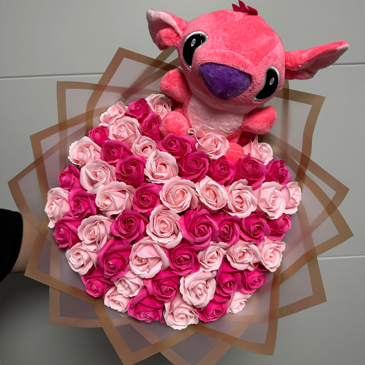 Pink Bliss – Buchet cu 59 de trandafiri, Angel și lumini