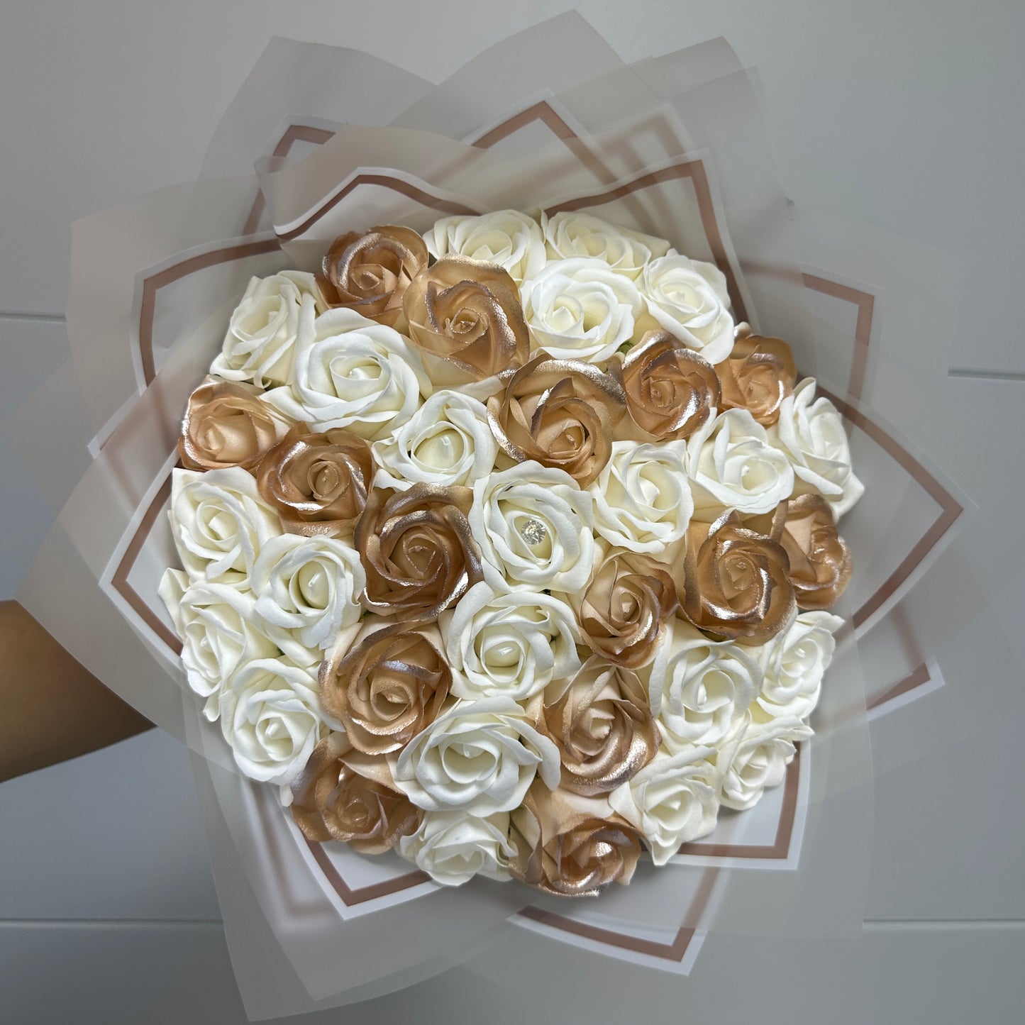 Buchet Golden Pearl – 37 Trandafiri Albi & Aurii Sidefați