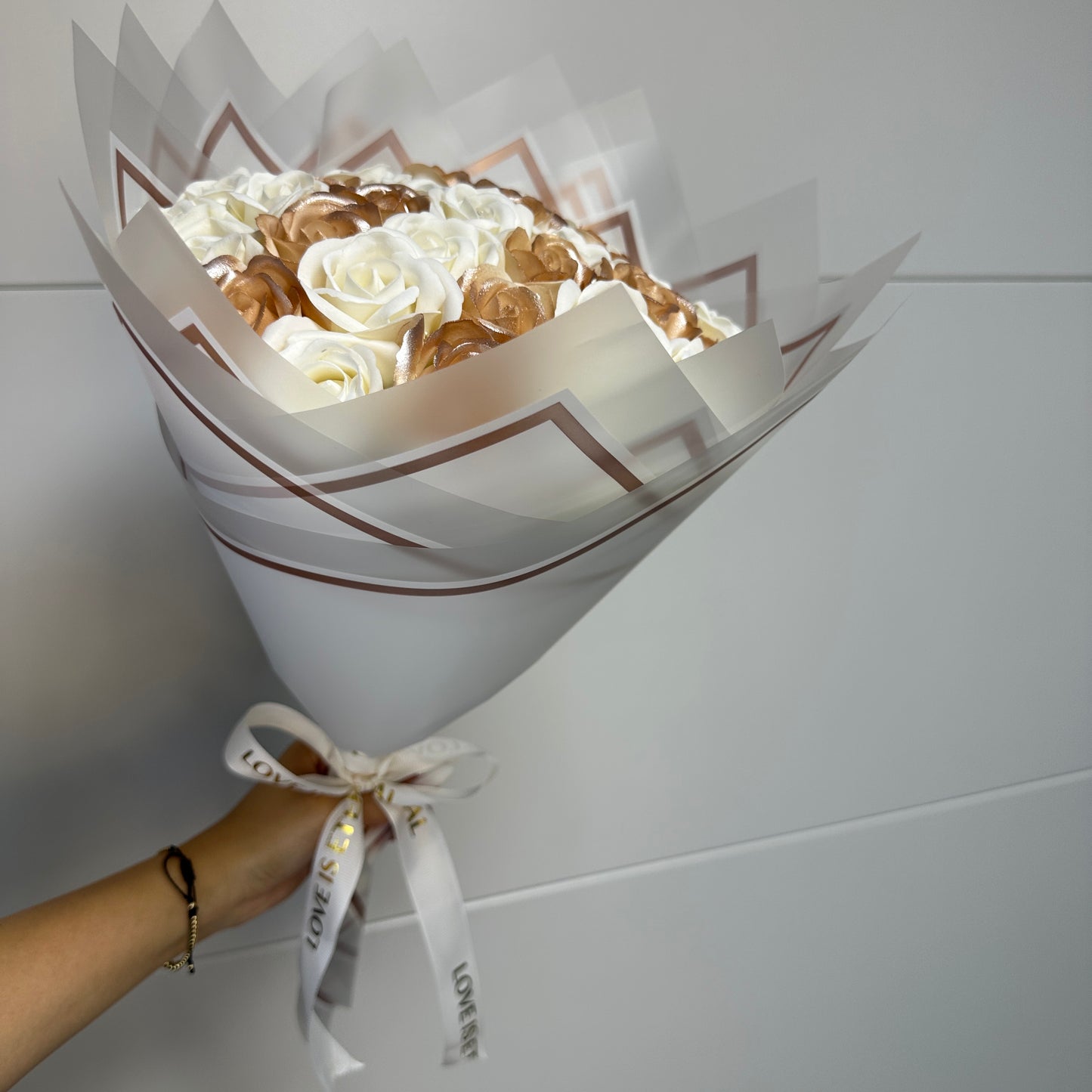 Buchet Golden Pearl – 37 Trandafiri Albi & Aurii Sidefați