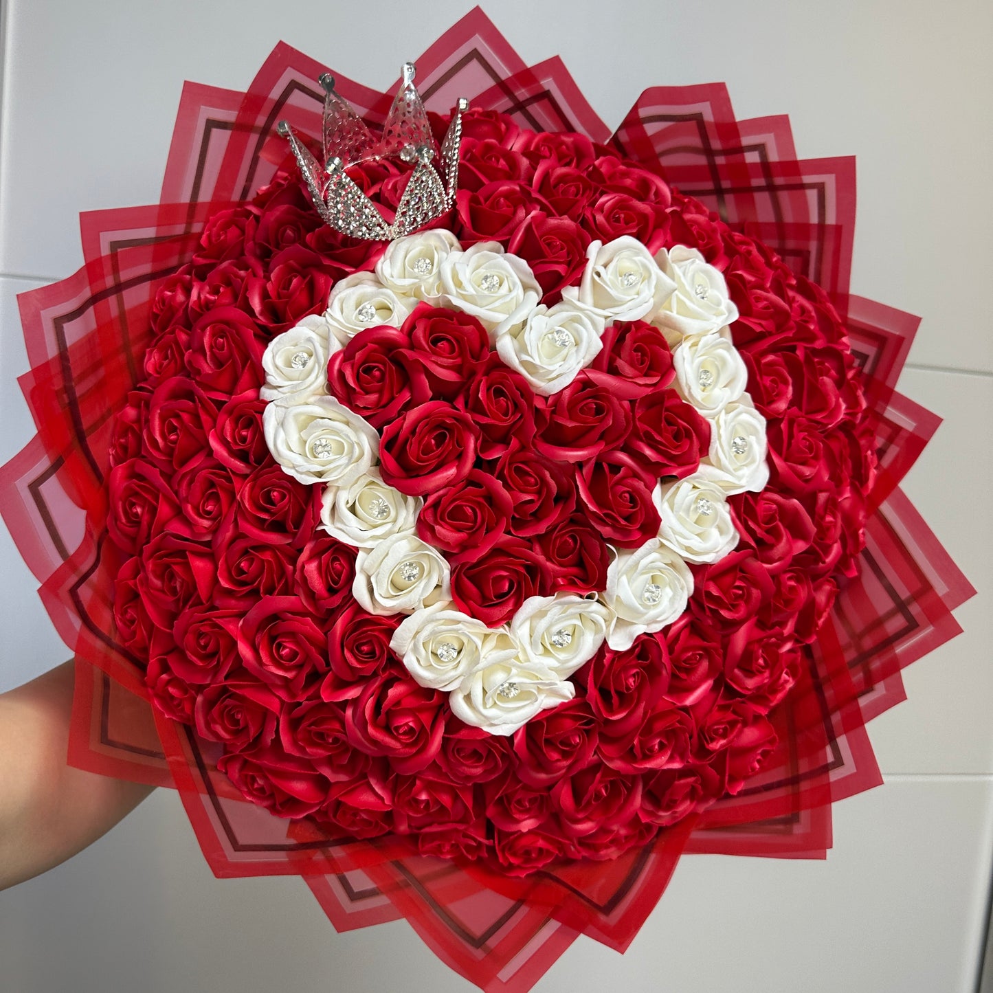 Buchet Royal Love – 105 Trandafiri Roșii & Albi