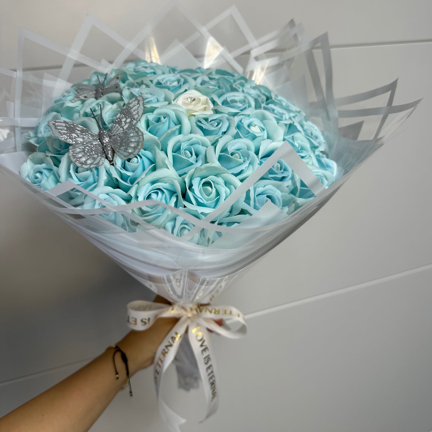 Buchet Tiffany Elegance – 51 Trandafiri Bleu cu Accent Alb