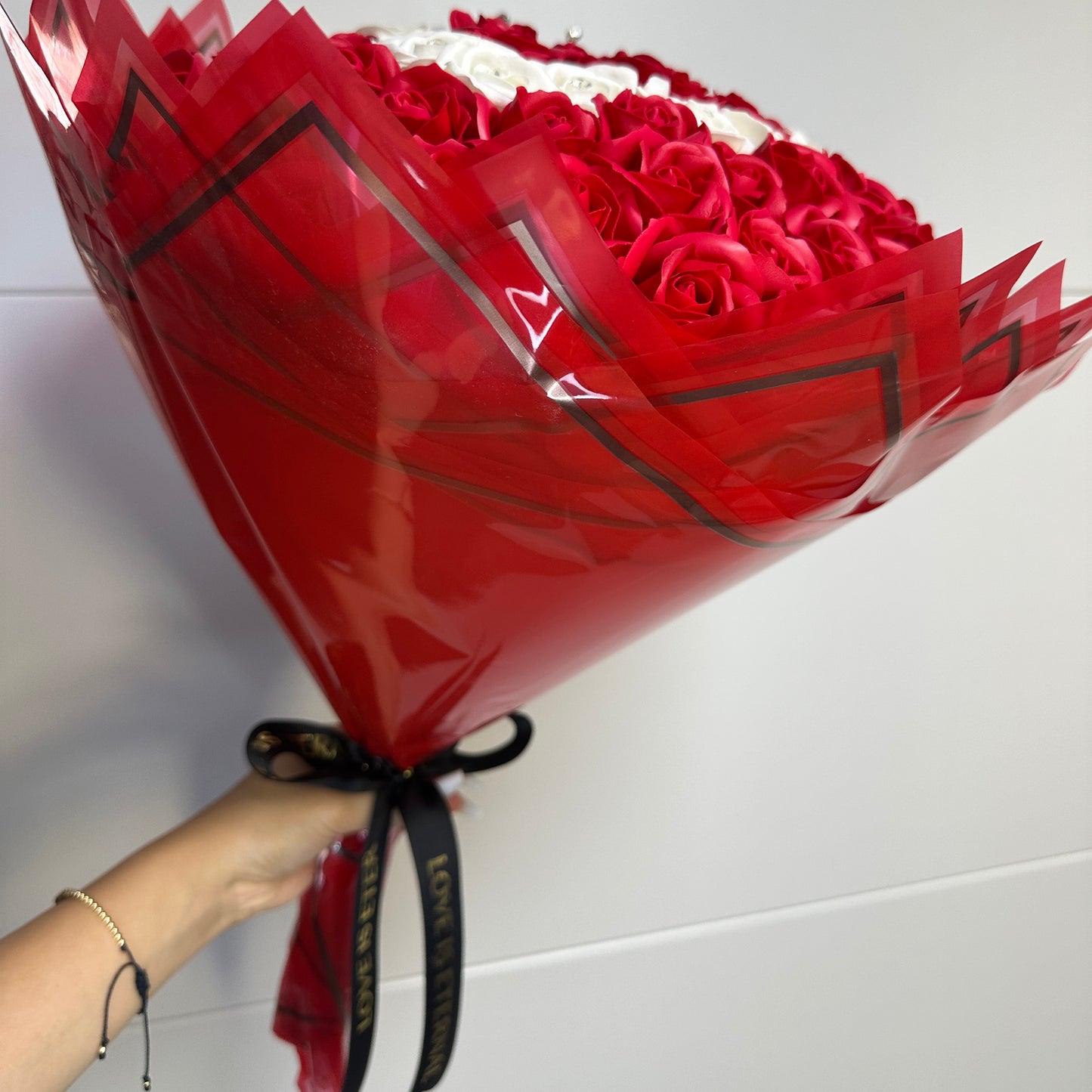Buchet Royal Love – 105 Trandafiri Roșii & Albi