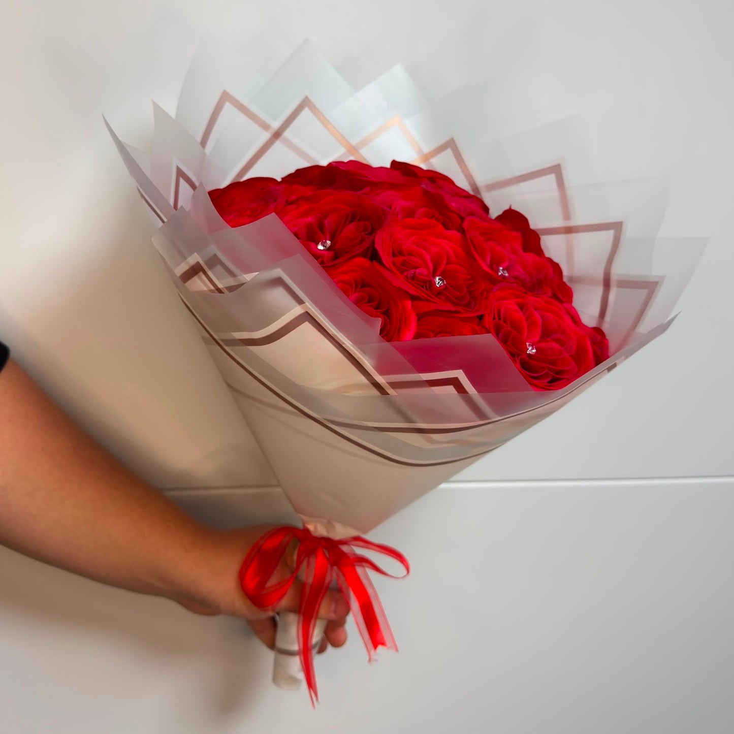 Buchet Crystal Passion – 17 Trandafiri din Sapun Rosii cu Cristale