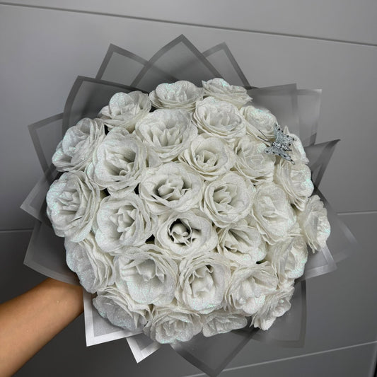 Buchet White Sparkle – 29 Trandafiri Albi cu Sclipici și Fluture