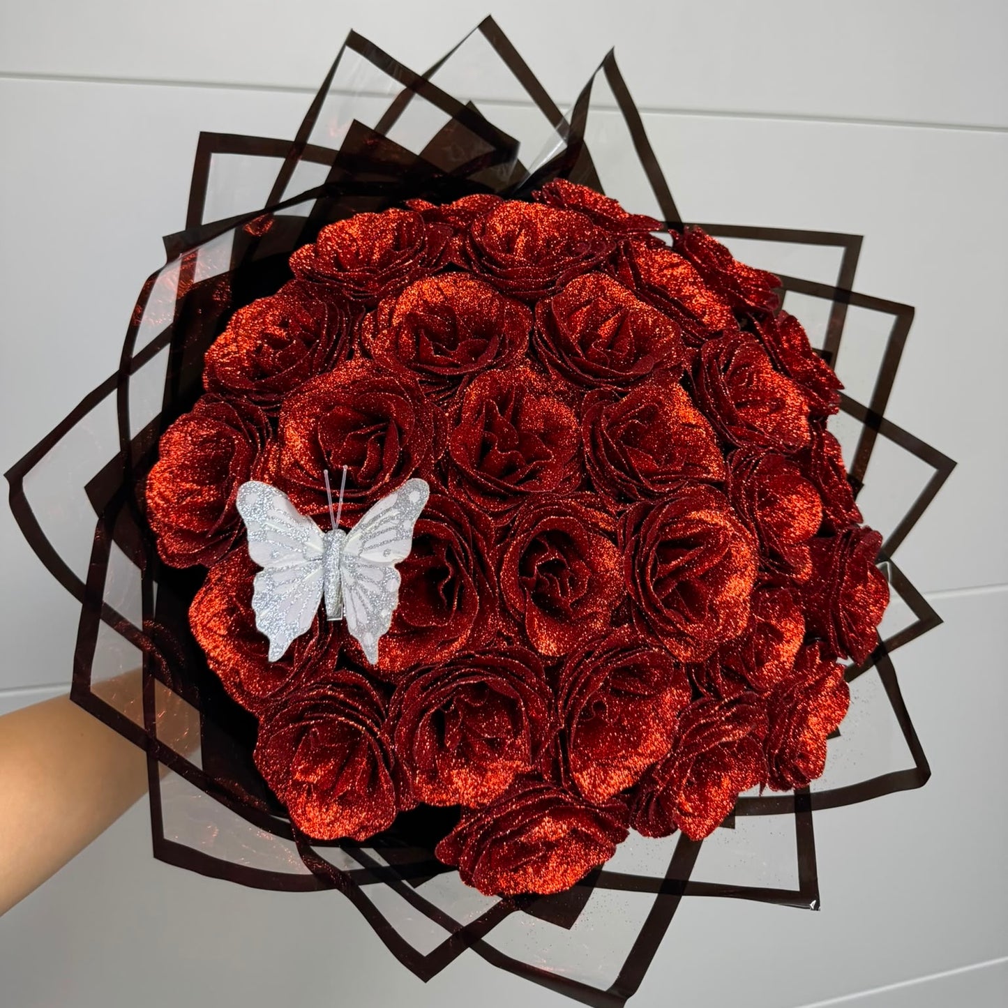 Buchet Red Sparkle – 29 Trandafiri din Sapun Rosii cu Gliter și Fluture