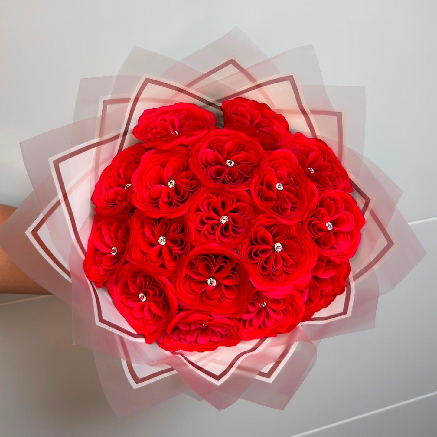 Buchet Crystal Passion – 17 Trandafiri din Sapun Rosii cu Cristale