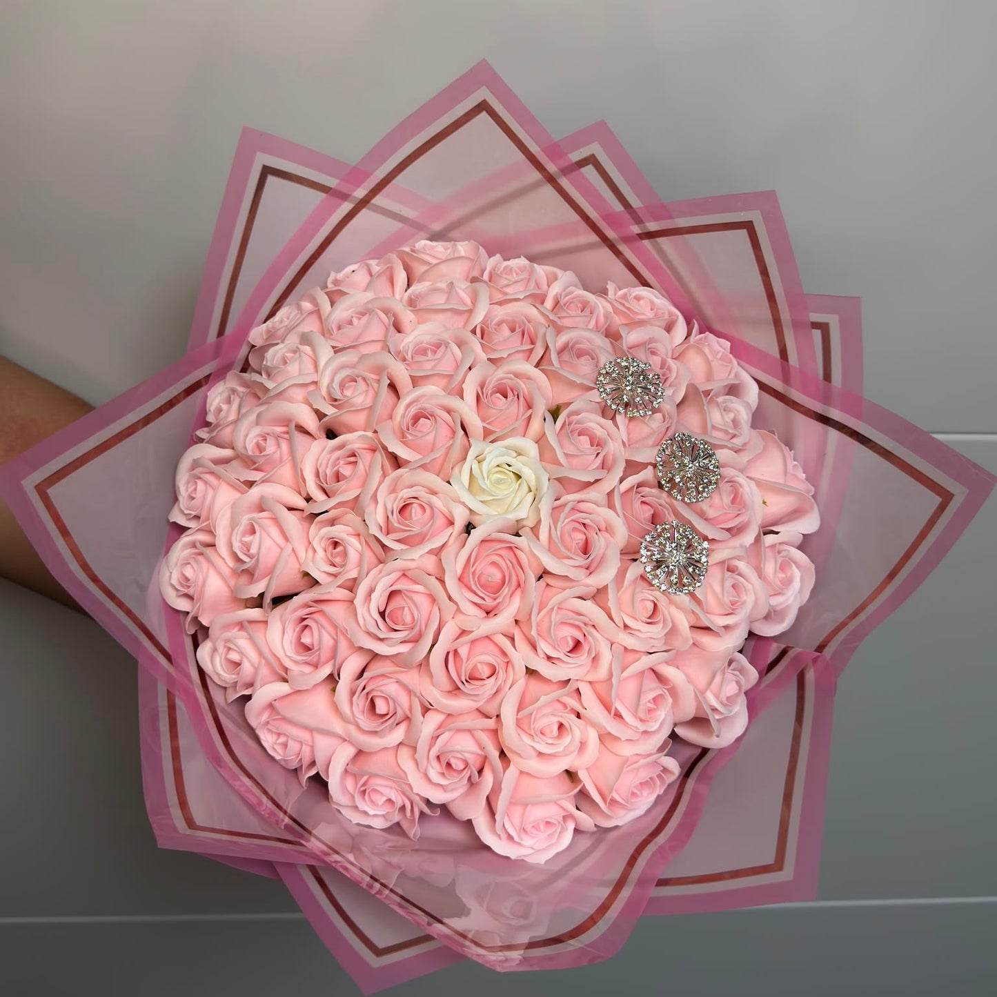 Buchet Elegant – 51 Trandafiri din Sapun + Accesorii