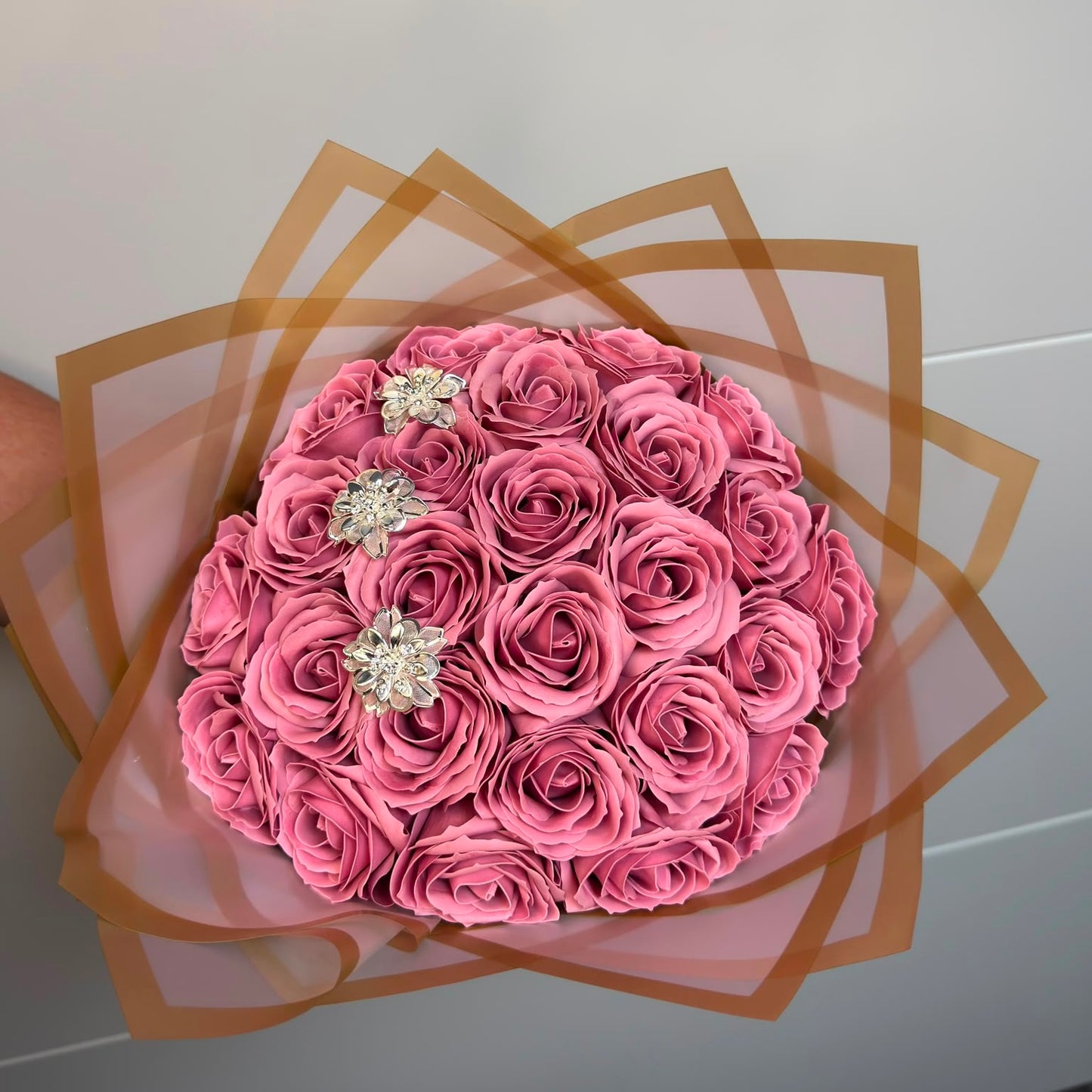 Buchet Rose Elegance – 25 Trandafiri din Sapun Roz Prăfuit cu Accesorii