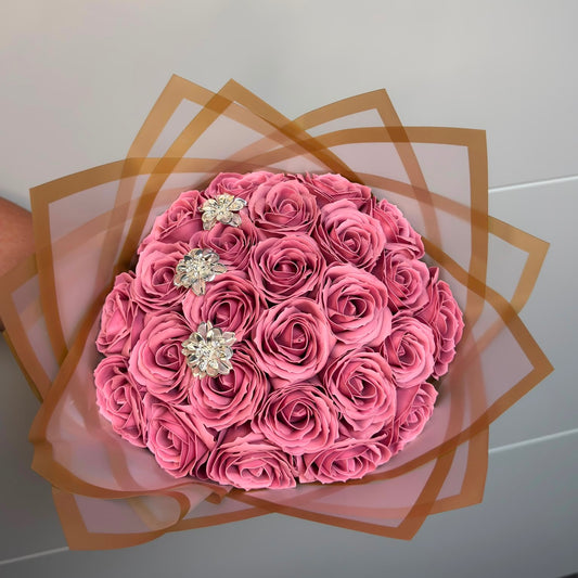 Buchet Rose Elegance – 25 Trandafiri din Sapun Roz Prăfuit cu Accesorii