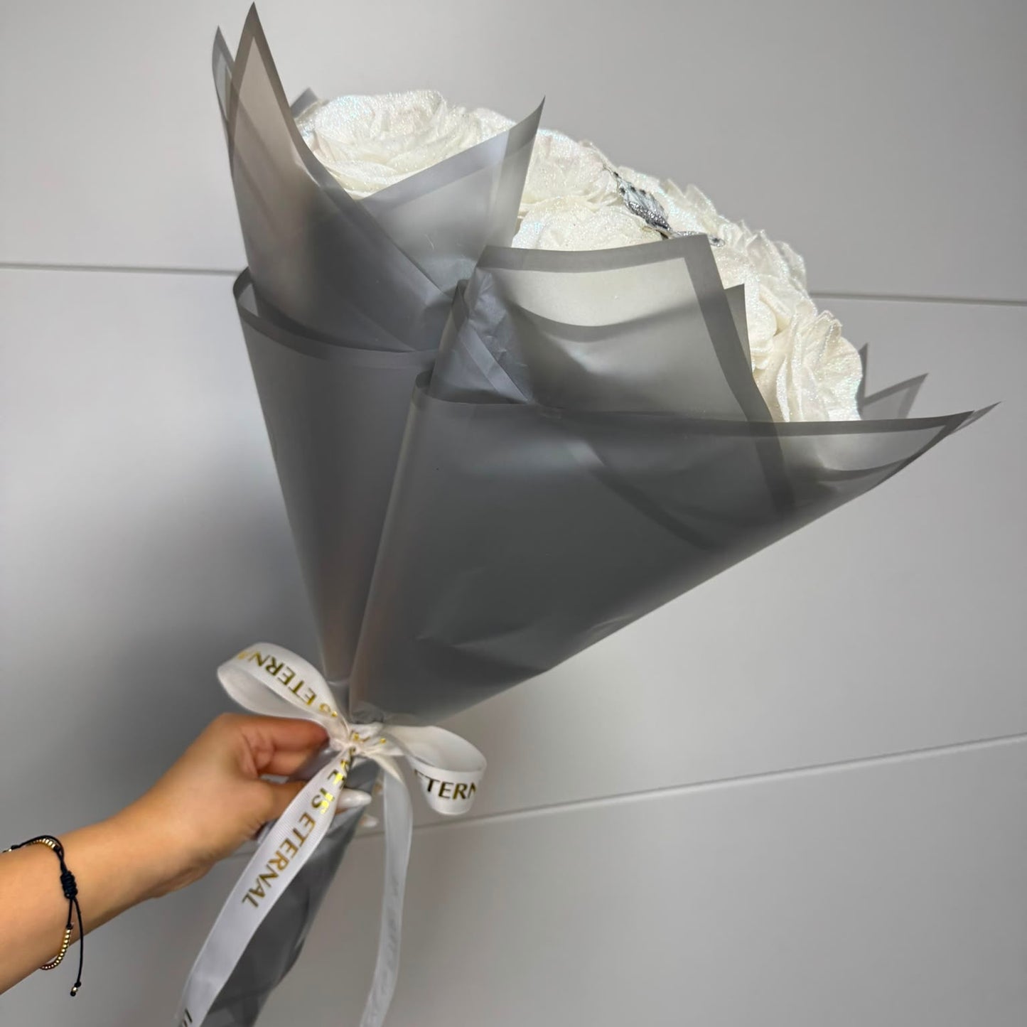Buchet White Sparkle – 29 Trandafiri din Sapun Albi cu Sclipici și Fluture