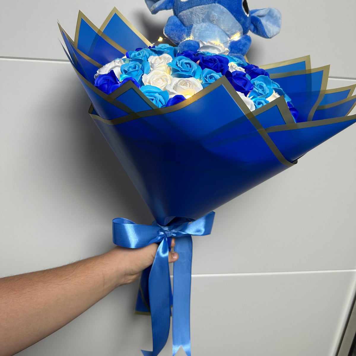 Blue Ocean – Buchet cu 51 de trandafiri, Stitch și luminiț