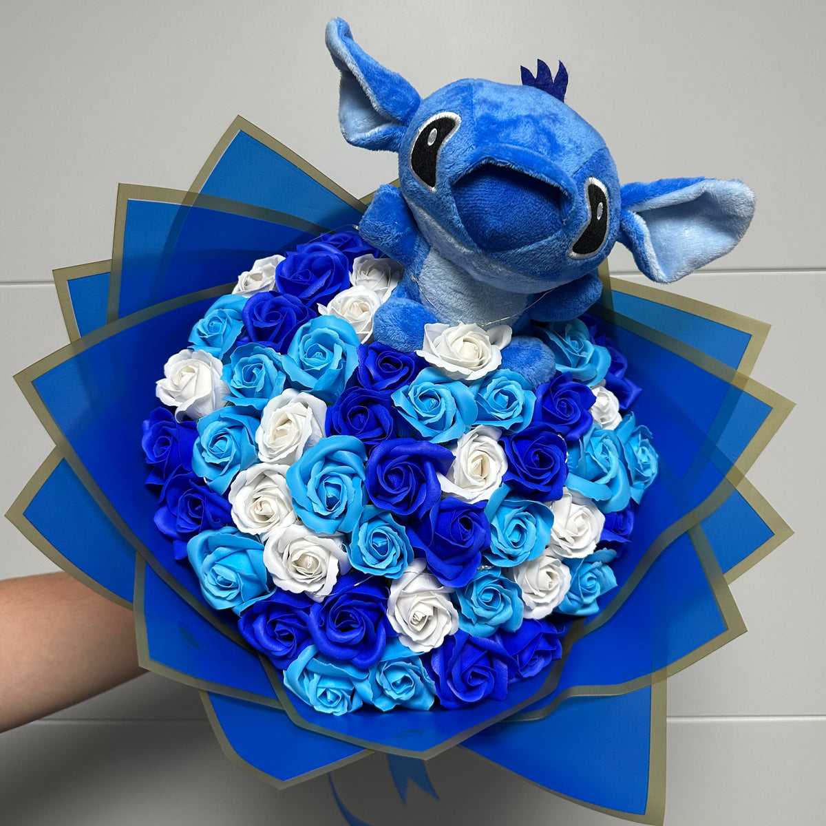 Blue Ocean – Buchet cu 51 de trandafiri, Stitch și luminiț