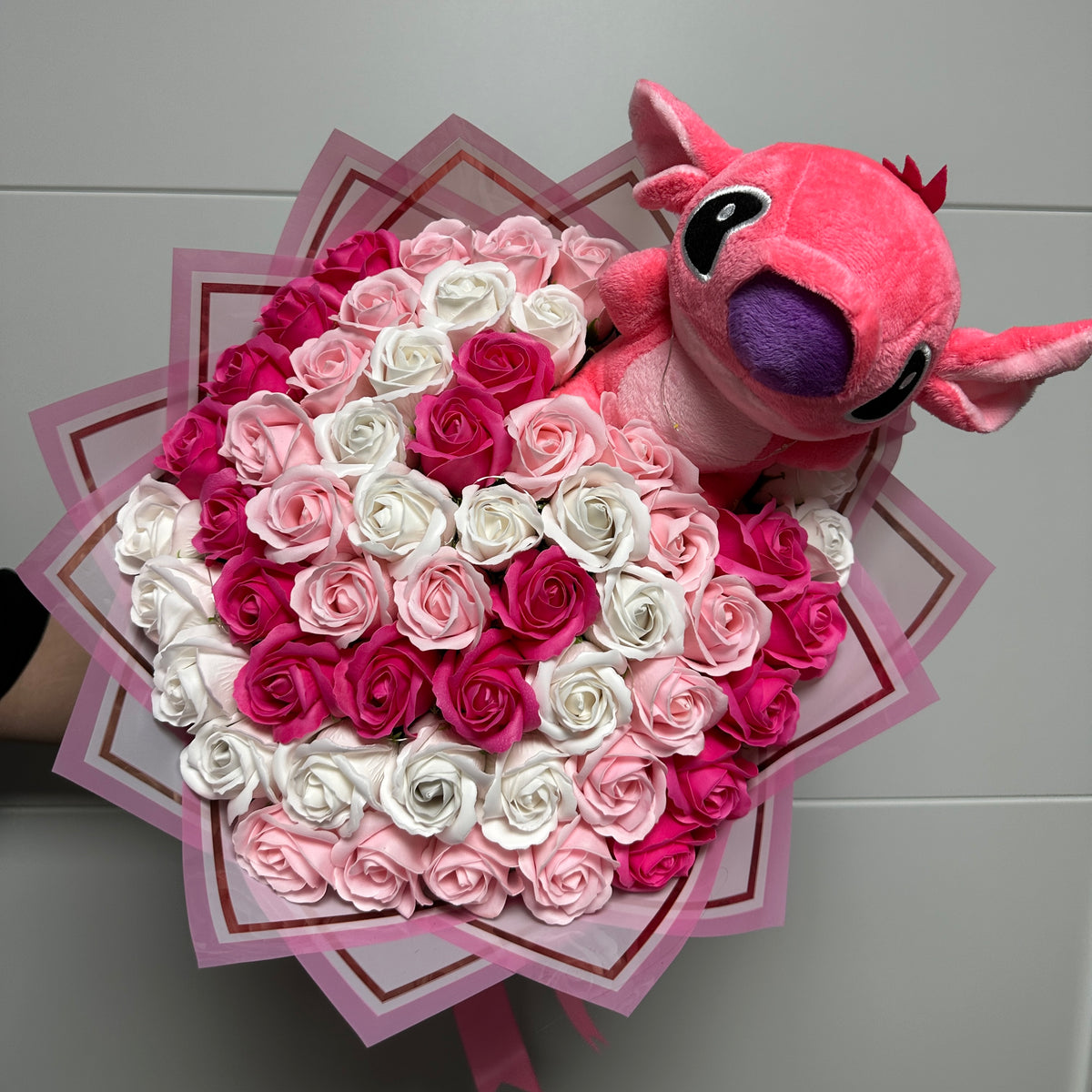 Pink Fantasy – Buchet cu 57 de trandafiri, Angel și lumini