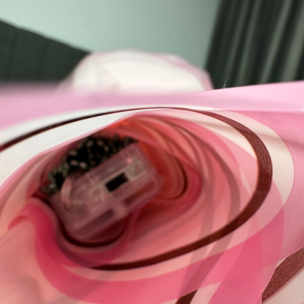 Pink Fantasy – Buchet cu 57 de trandafiri, Angel și lumini